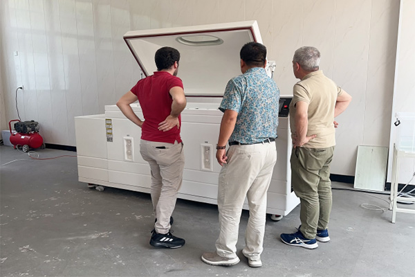 LIB는 폴란드와 이탈리아의 파트너들에게 환경 테스트 챔버의 전체 범위를 방문하고 홍보하는 것에 대해 논의했습니다.